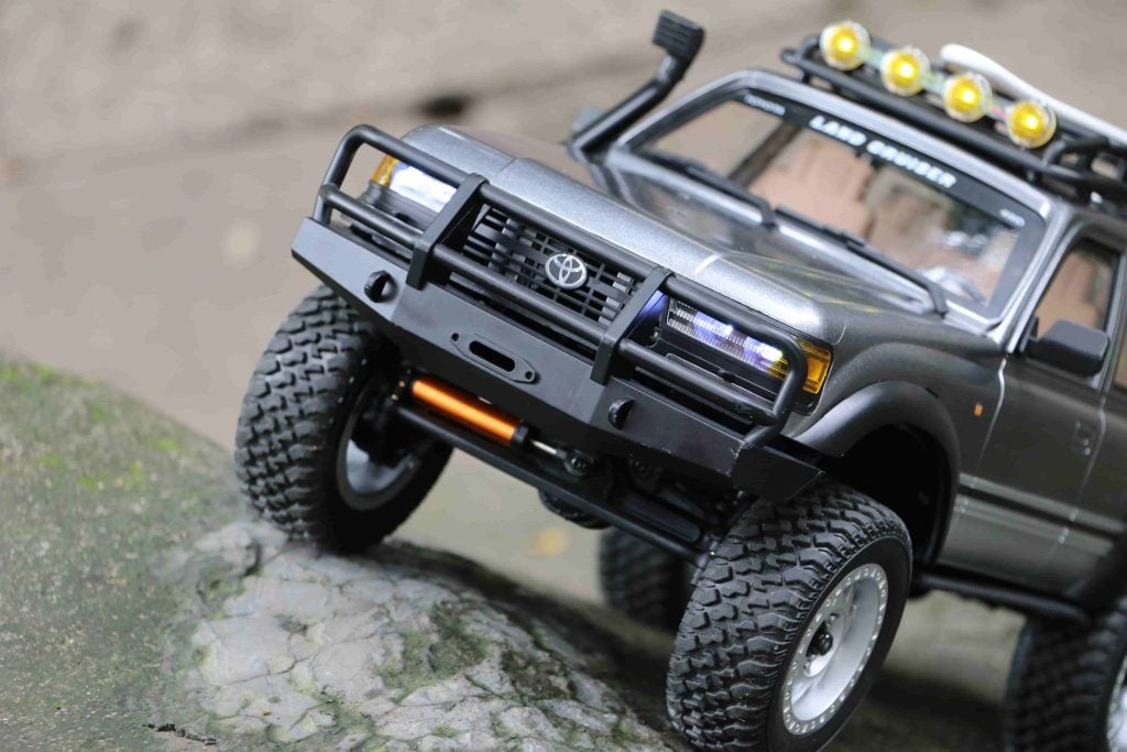 JXC 1:12 LC80 crawler rock climbing with roof LED bar and headlights on