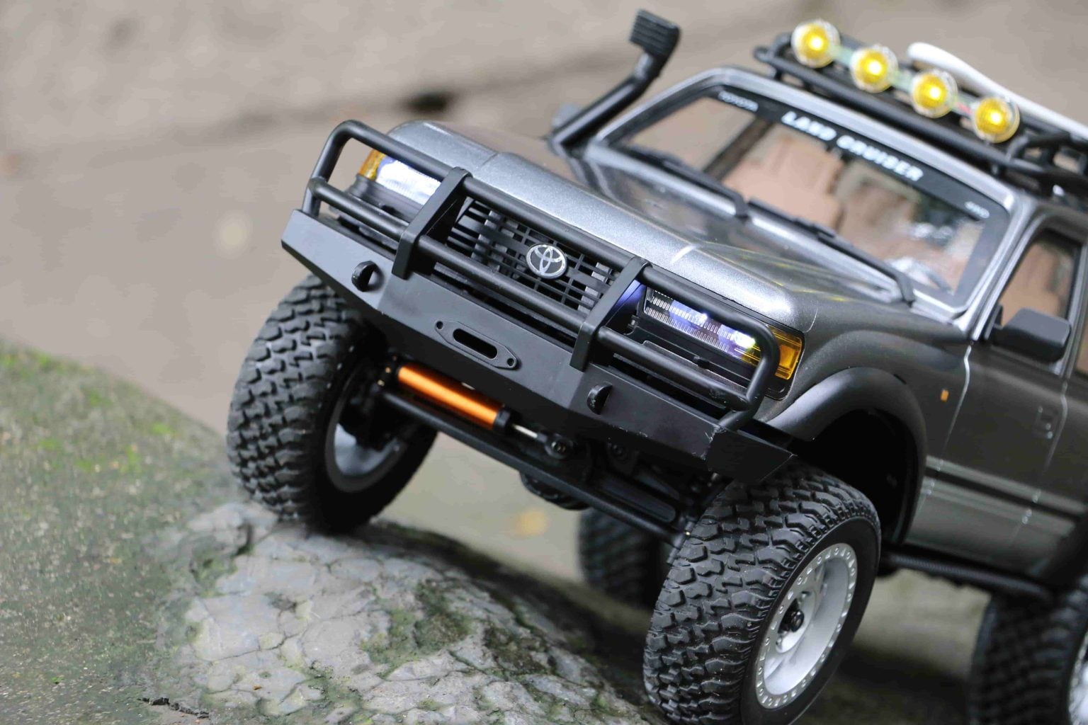 JXC 1:12 LC80 crawler rock climbing with roof LED bar and headlights on