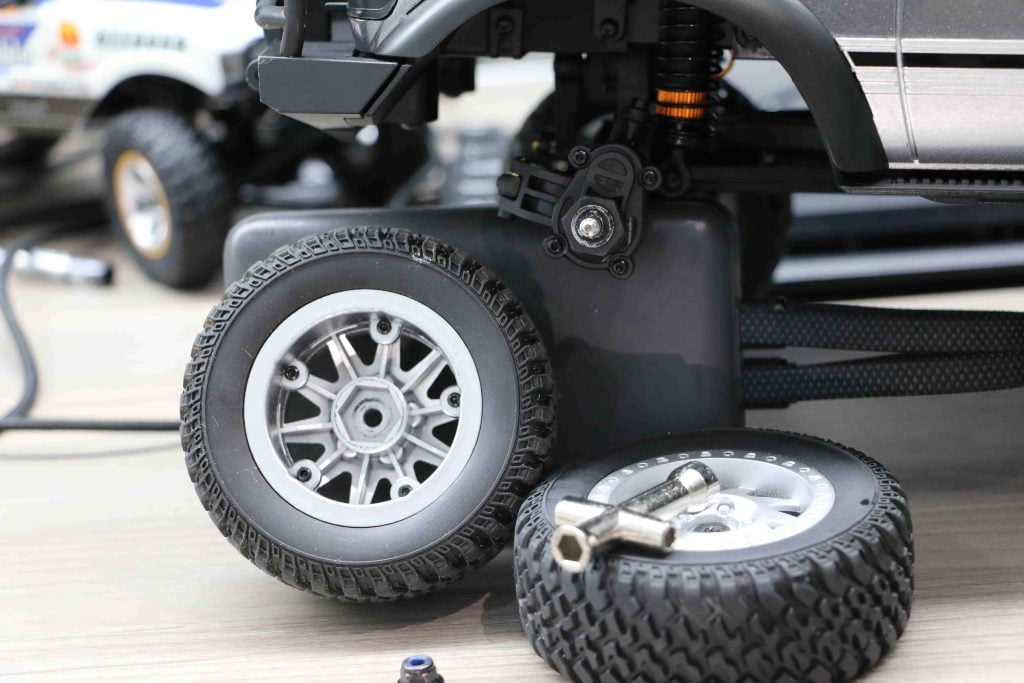 Weighted wheel hubs with upgrade slots on JXC 1:12 LC80 crawler