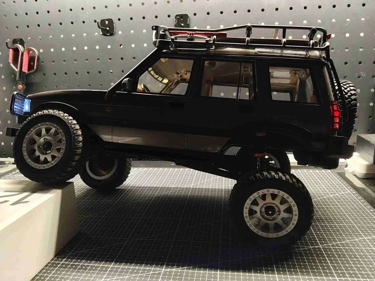 Land Rover Discovery RC crawler 1:12 scale